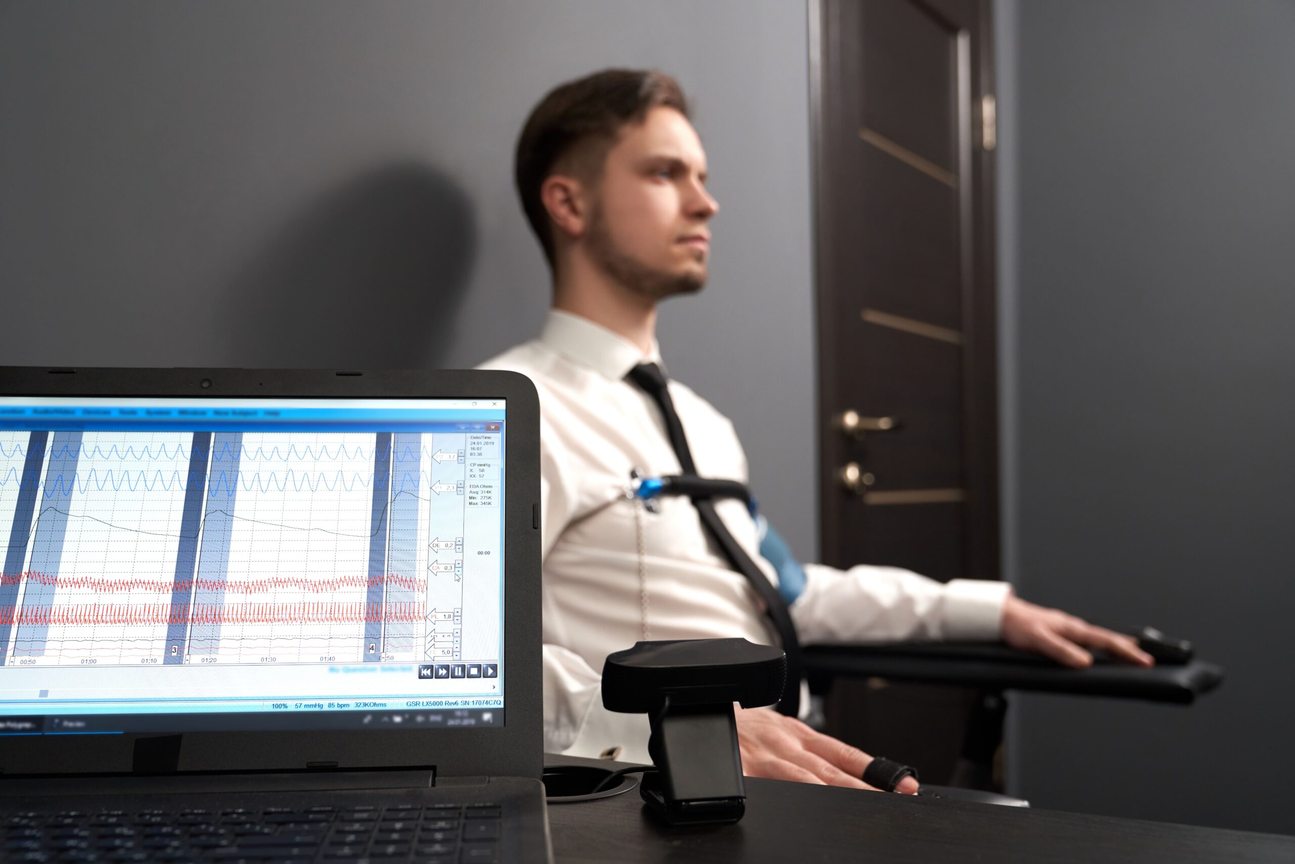 Integral Polygraphs_computer-with-diagrams-for-pulse-indicating-on-lie